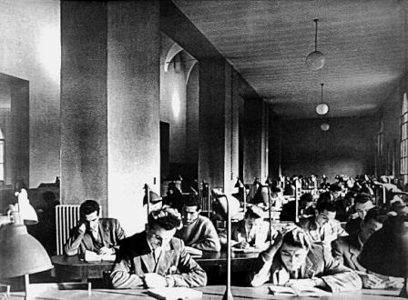 Sala di consultazione nei primi anni di vita della Biblioteca
