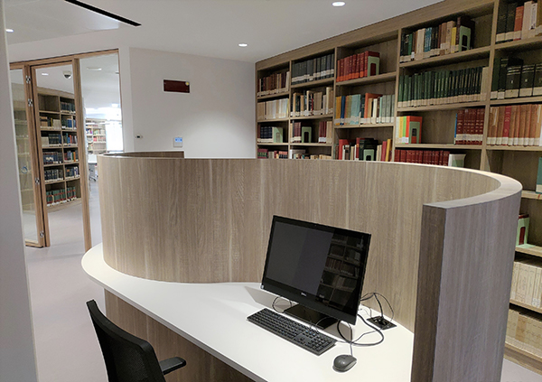 tavoli di lavoro all'interno della nuova sala multimediale della sala Billanovich