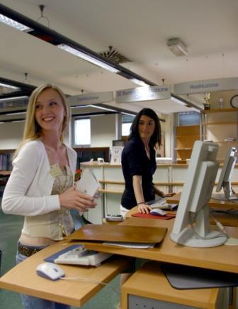 Studentesse che utilizzano l'OPAC in Biblioteca centrale