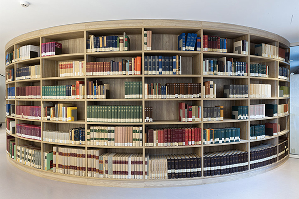 nuova sala billlanovich - libreria circolare in fondo alla sala